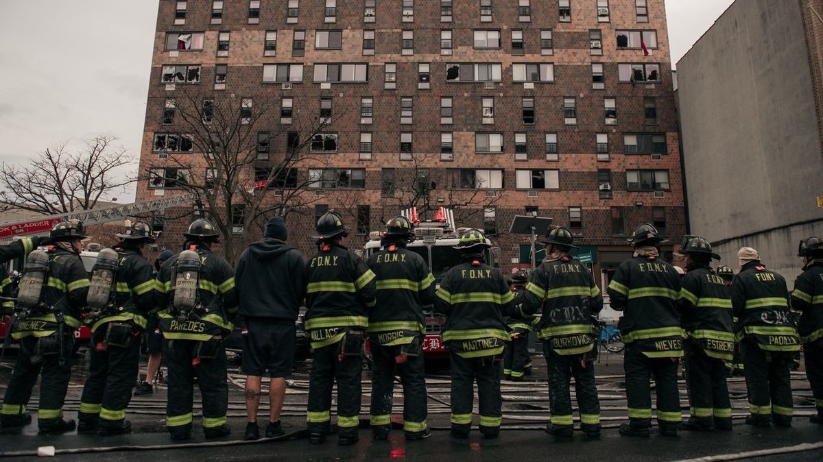 Při tragickém požáru v New Yorku zahynulo 19 lidí, z toho devět dětí